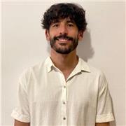Magister en neurociencias y dolor imparte clases de biología para estudiantes de ESO.